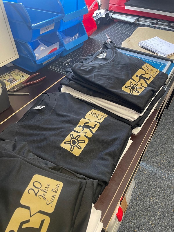 Wir veredeln Textilien mit Flexdruck, DTF-Druck und weiteren modernen Druckverfahren – langlebig, detailstark und individuell auf dein Projekt abgestimmt.