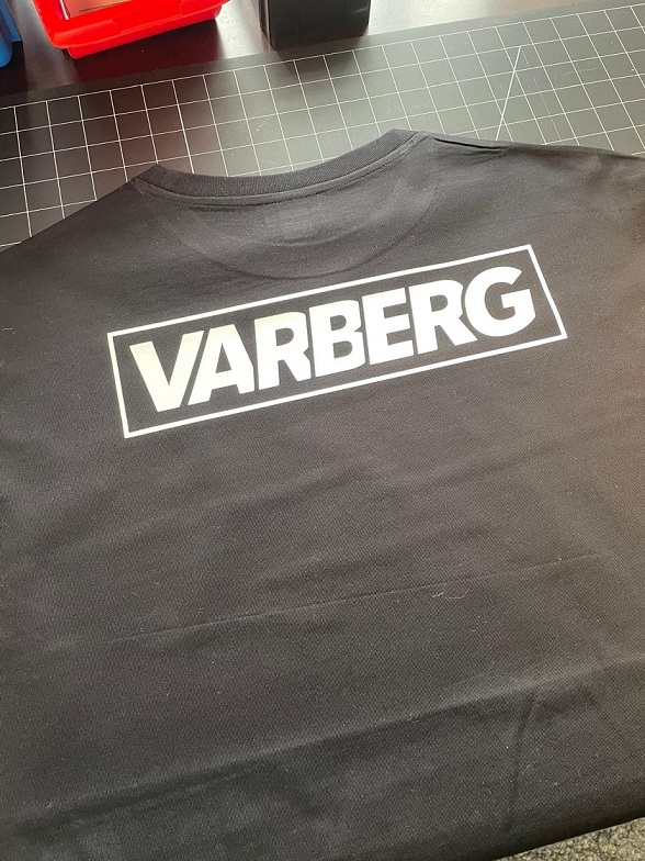 Wir veredeln Textilien mit Flexdruck, DTF-Druck und weiteren modernen Druckverfahren – langlebig, detailstark und individuell auf dein Projekt abgestimmt.